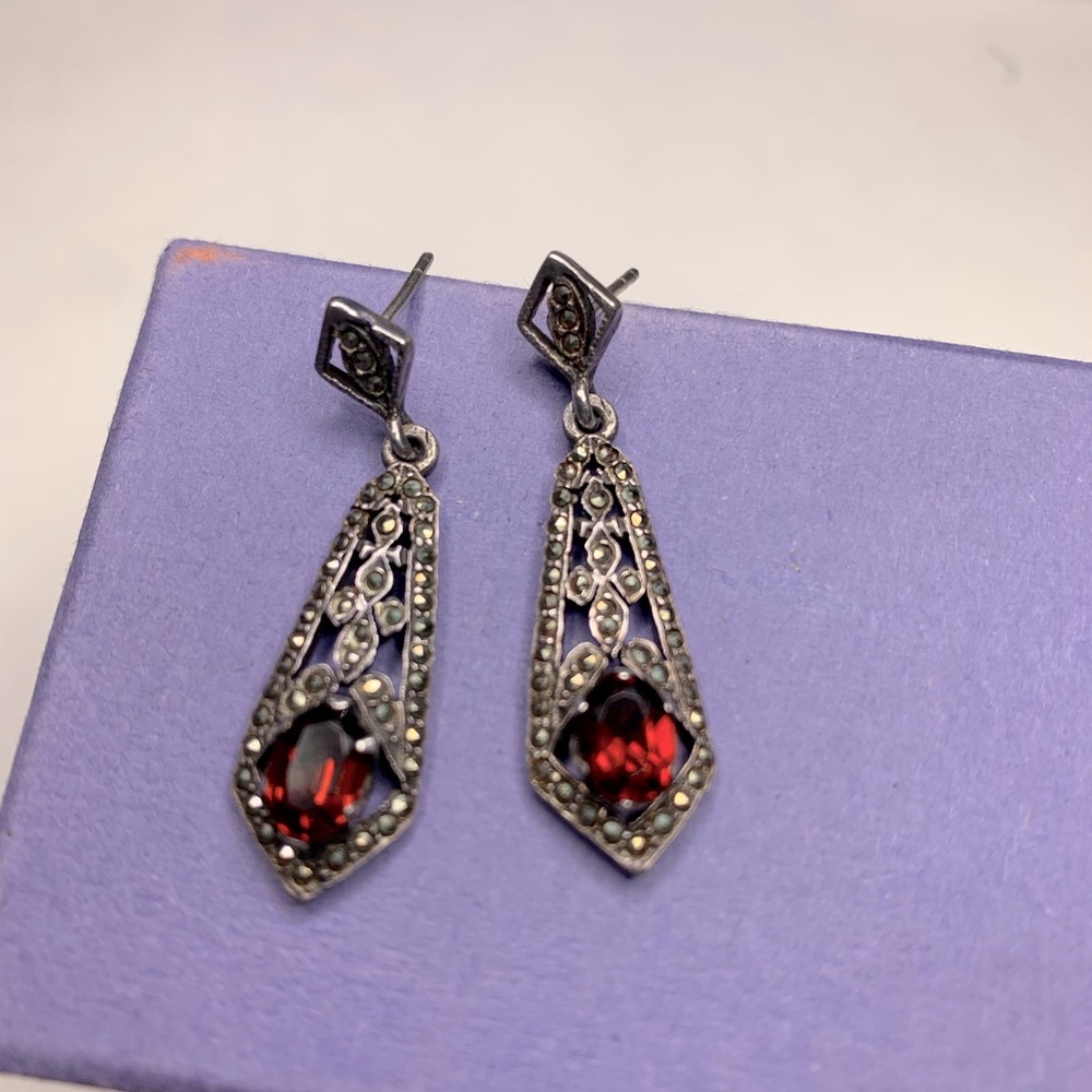 Gorgeous solid silver filigree and Garnet earrings.
